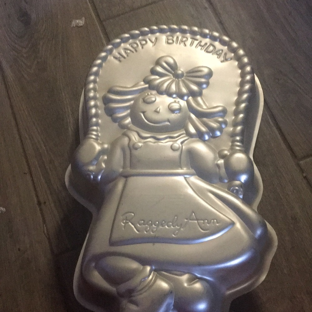 1981 Raggedy Ann cake pan